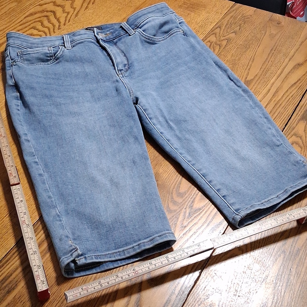NYDJ Jeans 10 Womens BLUE CAPRI SOHPHIE Preowned Summer Winter Casual Work Used